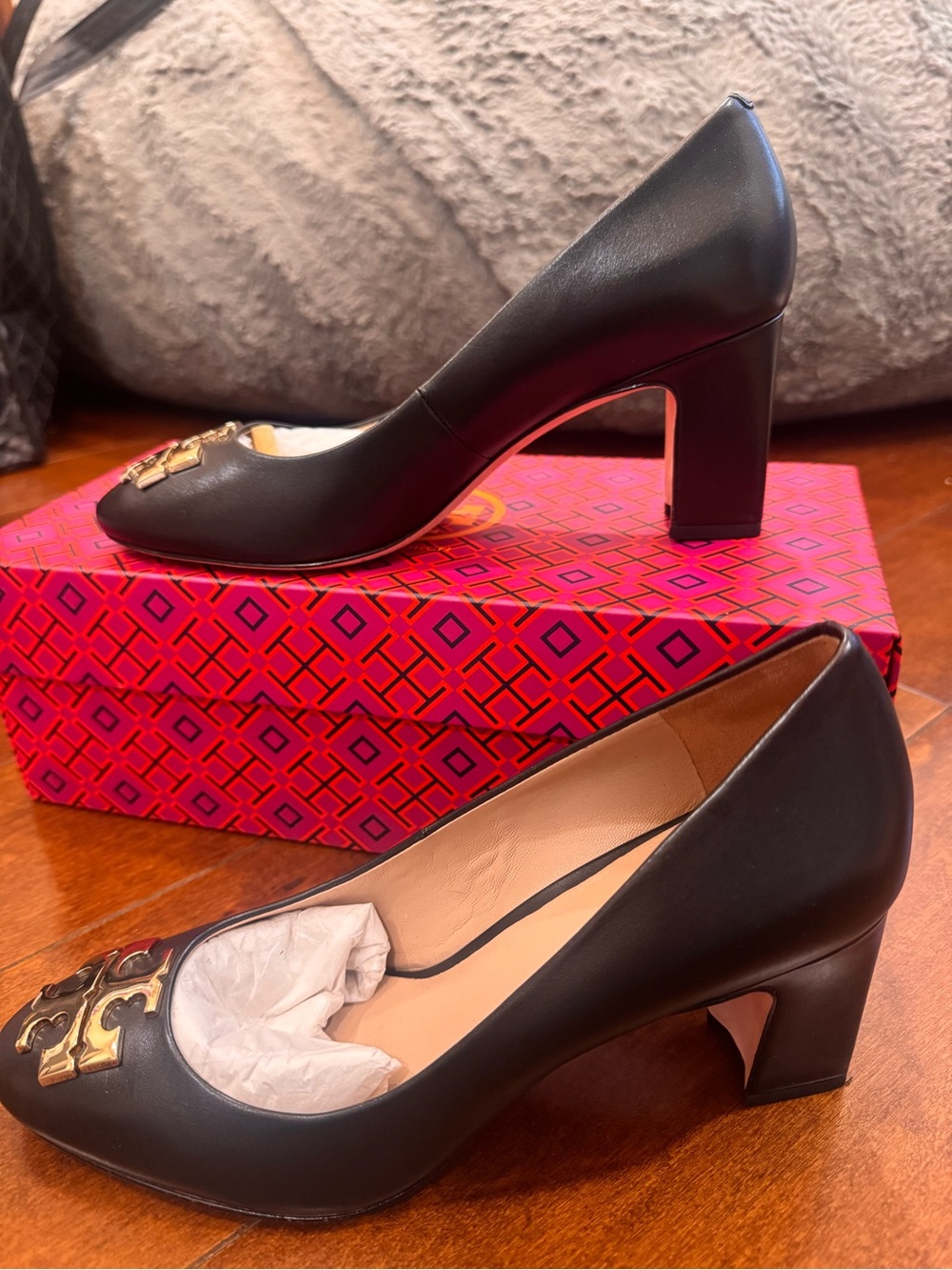 Tory Burch Black Leather Pumps with Gold Logo - Picture 8 of 10